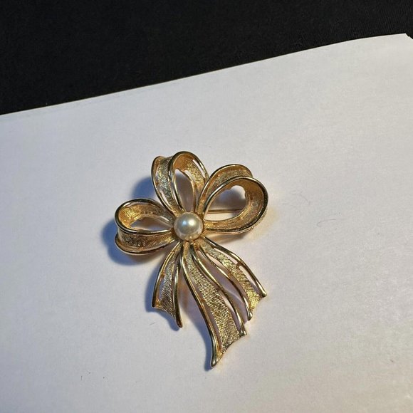 Signed Napier Brooch Pin Gold Tone Bow With Faux Pearl - Picture 2 of 7